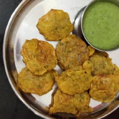 A picture of Potato and tomato crispy pakode.