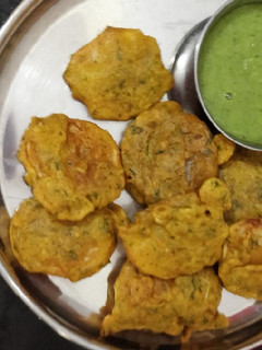 A picture of Potato and tomato crispy pakode.