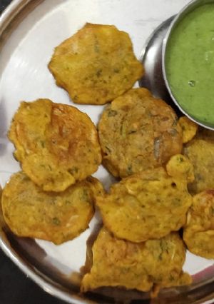 A picture of Potato and tomato crispy pakode.