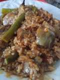 Arroz con costilla de cerdo, alcachofas y espárragos trigueros