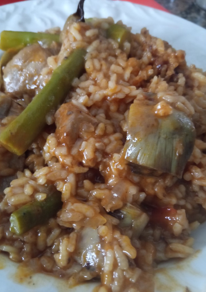 Una foto de Arroz con costilla de cerdo, alcachofas y espárragos trigueros