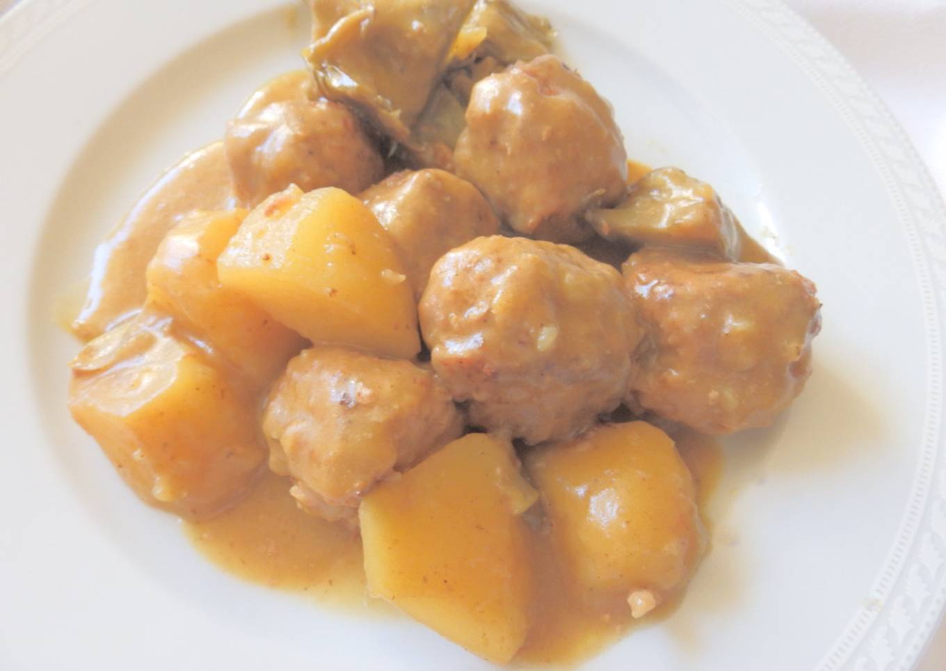 Albondigas de carne con alcachofas y patata