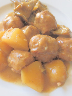 Una foto de Albondigas de carne con alcachofas y patata