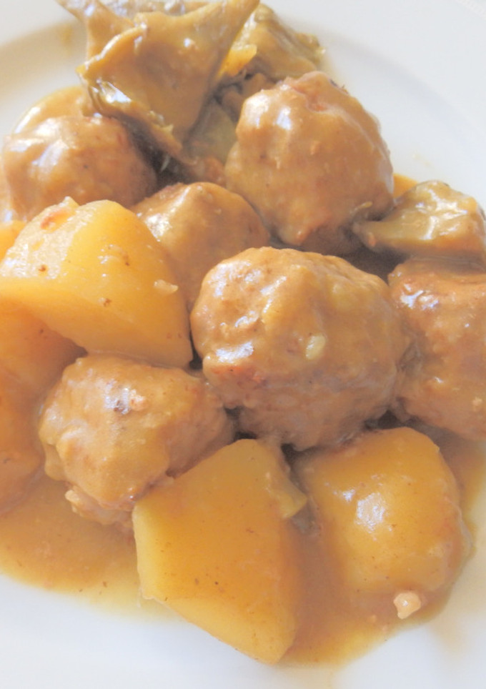 Una foto de Albondigas de carne con alcachofas y patata