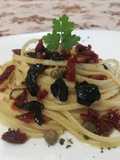 Bavette con Pomodori Secchi Sott'olio, Olive Nere e Capperi