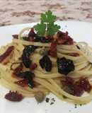 Bavette con Pomodori Secchi Sott'olio, Olive Nere e Capperi