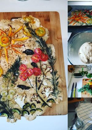 Une photo de Focaccia aux herbes fraîches et petits légumes
