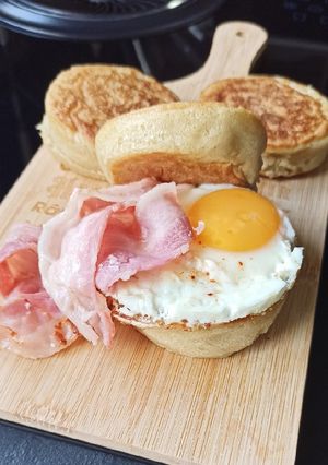 Une photo de Crumpets, sorte de pancakes anglais