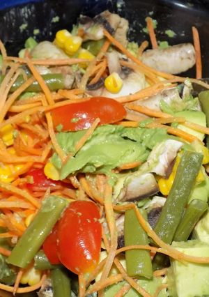 Una foto de Ensalada multicolor con choclo, palta, hongos, etc