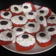 Una foto de Tomates cubiertos de tzatziki