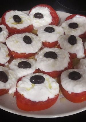 Una foto de Tomates cubiertos de tzatziki