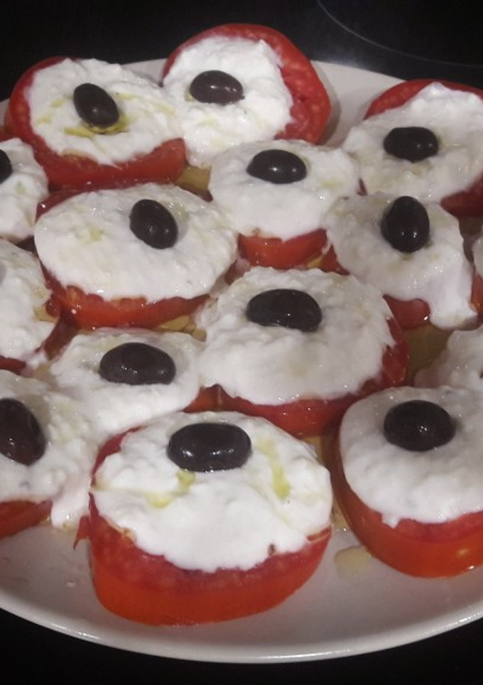 Una foto de Tomates cubiertos de tzatziki