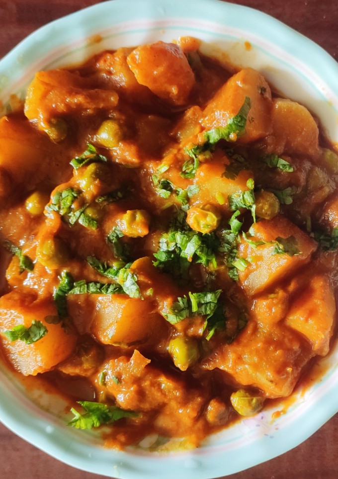 ஆலூ மட்டர் மசாலா கிரேவி (Aloo mattar gravy) செய்முறை முக்கிய புகைப்படம்