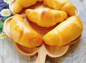 Hình của món Bánh mì ngọt nhân kem sữa.