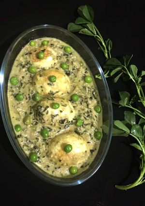 A picture of Egg in white gravy.