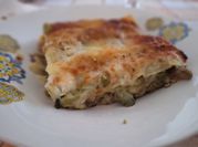 Una foto di lasagna piselli