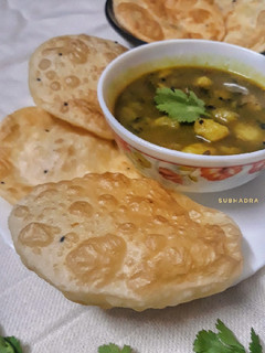बंगाली आलू सब्जी और लूची (Bengali aloo sabzi aur luchi recipe in Hindi) रेसिपी मुख्य फोटो