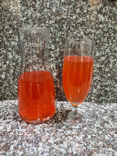 Una foto de Infusión con fresas y limón 🧑🏻🍳