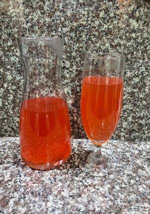 Una foto de Infusión con fresas y limón 🧑🏻‍🍳