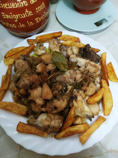 Una foto de Pollo frito con ajos y patatas Deluxe