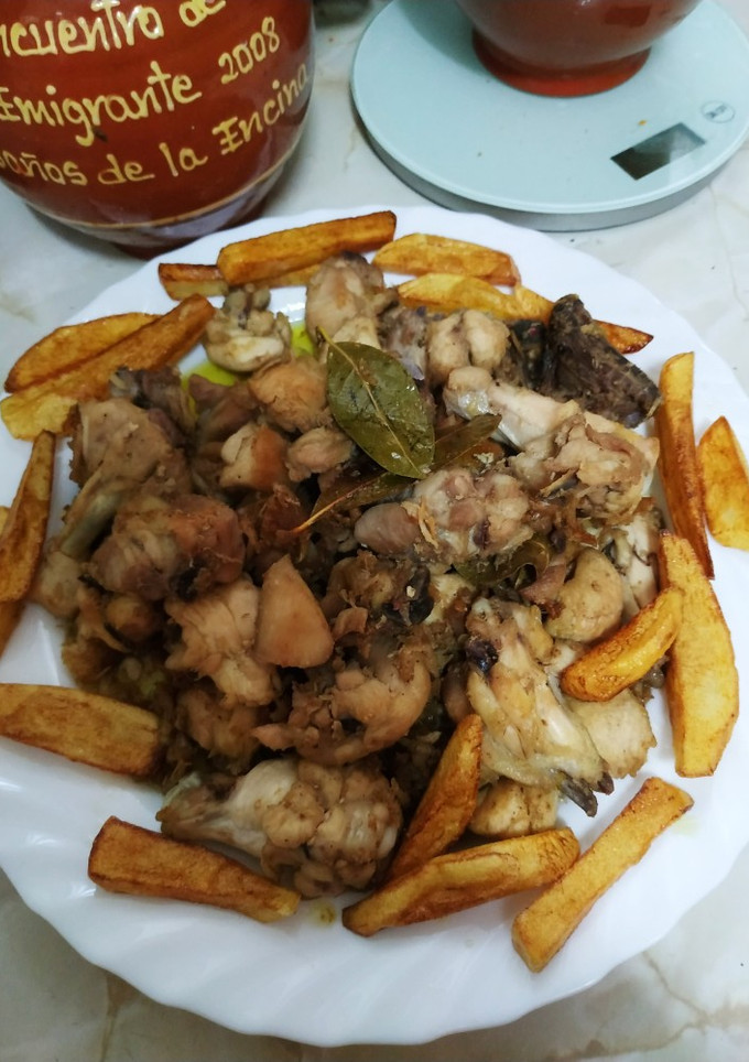 Una foto de Pollo frito con ajos y patatas Deluxe
