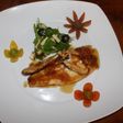 Filete de Lubina a la plancha, con salsa de limón, lima y miel, acompañado de ensalada de rúcula, manzana roja y aceitunas negras