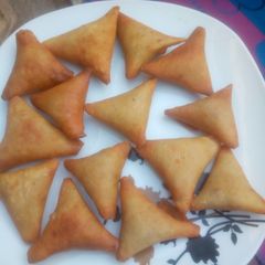 A picture of Chicken samosa.