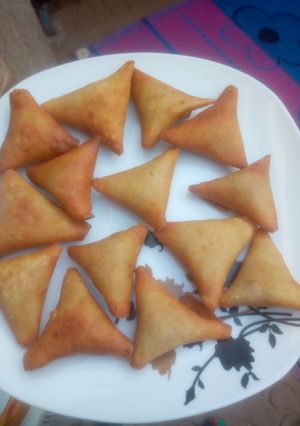 A picture of Chicken samosa.
