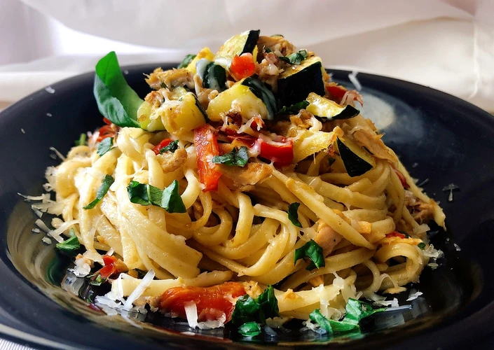 Receta Tallarines con atún, verduritas y albahaca