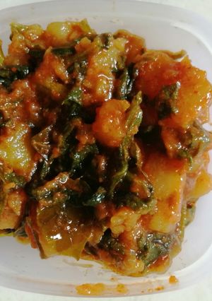 A picture of Aloo spinach curry.