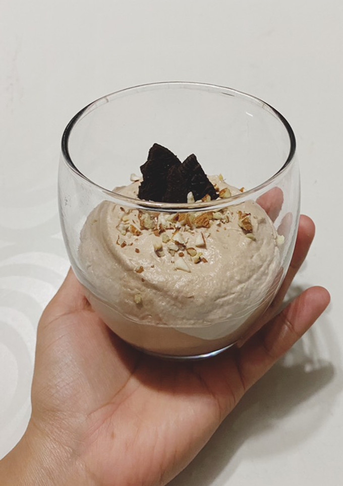 Una foto de Mousse de chocolate con trozos de frutos secos