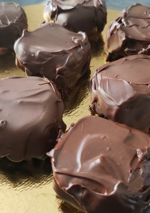 Une photo de Bouchées praliné noisette chocolat noir
