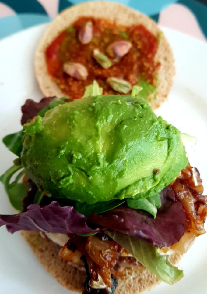 Una foto de Green Cheese Burguer