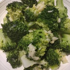 A picture of Garlic and Cheese Broccoli.
