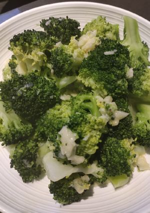 A picture of Garlic and Cheese Broccoli.