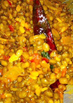 A picture of Sabut Moong Dal.