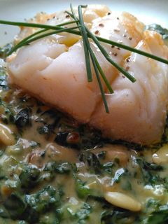 Una foto de Bacalao al vapor con espinacas