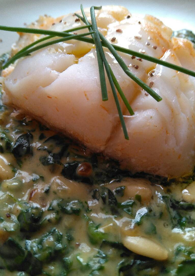 Una foto de Bacalao al vapor con espinacas