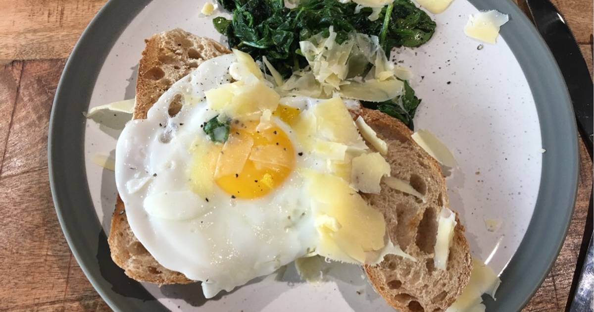 Fried Egg & Spinach on Toast Recipe by Abbimc Cookpad