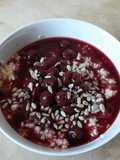 Porridge mit Sauerkirschen und Leinsamen