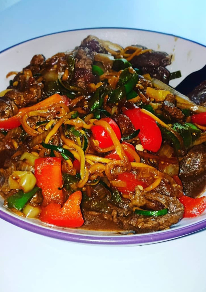 Una foto de Fideos fritos de calabacín con ternera 🇨🇳. Sin gluten/keto
