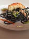 Espaguetis al nero di sepia con Atún, Gambones y Verduras