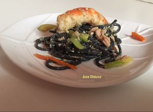 Una foto de Espaguetis al nero di sepia con Atún, Gambones y Verduras