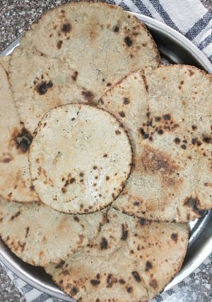 બાજરી ના રોટલા (Bajri Rotla Recipe In Gujarati) રેસીપી મુખ્ય ફોટો