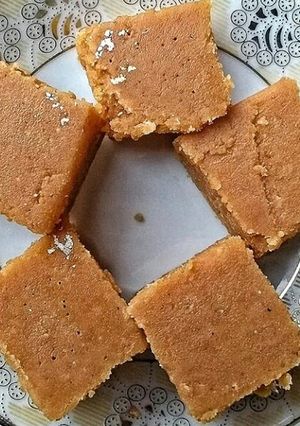 मावा बर्फी (Mawa Barfi recipe in hindi) रेसिपी मुख्य फोटो