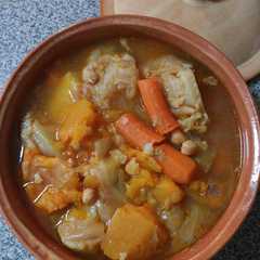 Una foto de Potaje de garbanzos con verduras y carne