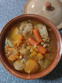 Una foto de Potaje de garbanzos con verduras y carne