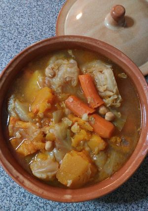 Una foto de Potaje de garbanzos con verduras y carne