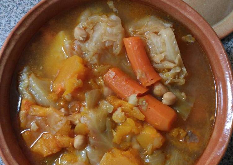 Potaje de garbanzos con verduras y carne