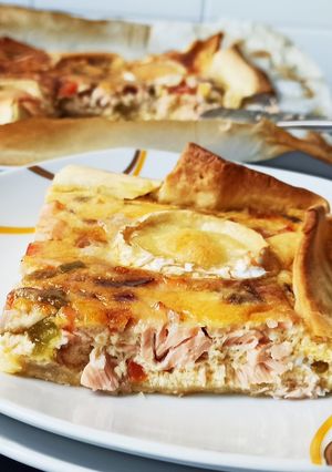 Una foto de Quiche de salmón, verduras y queso de cabra